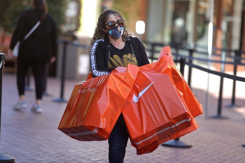 شركة Nike تحقق مبيعات ربع سنوية تفوق التوقعات، بدعم من مبيعاتها عبر الإنترنت