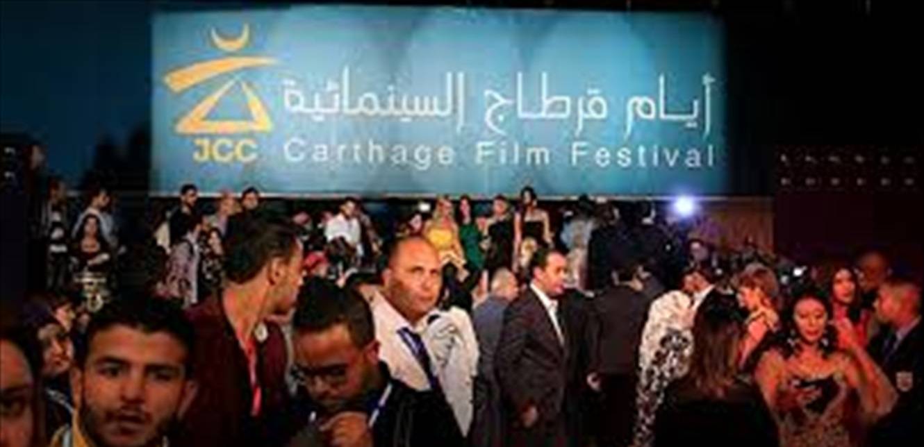 فنان تونسي يظهر بملابس نسائية في مهرجان قرطاج (فيديو)