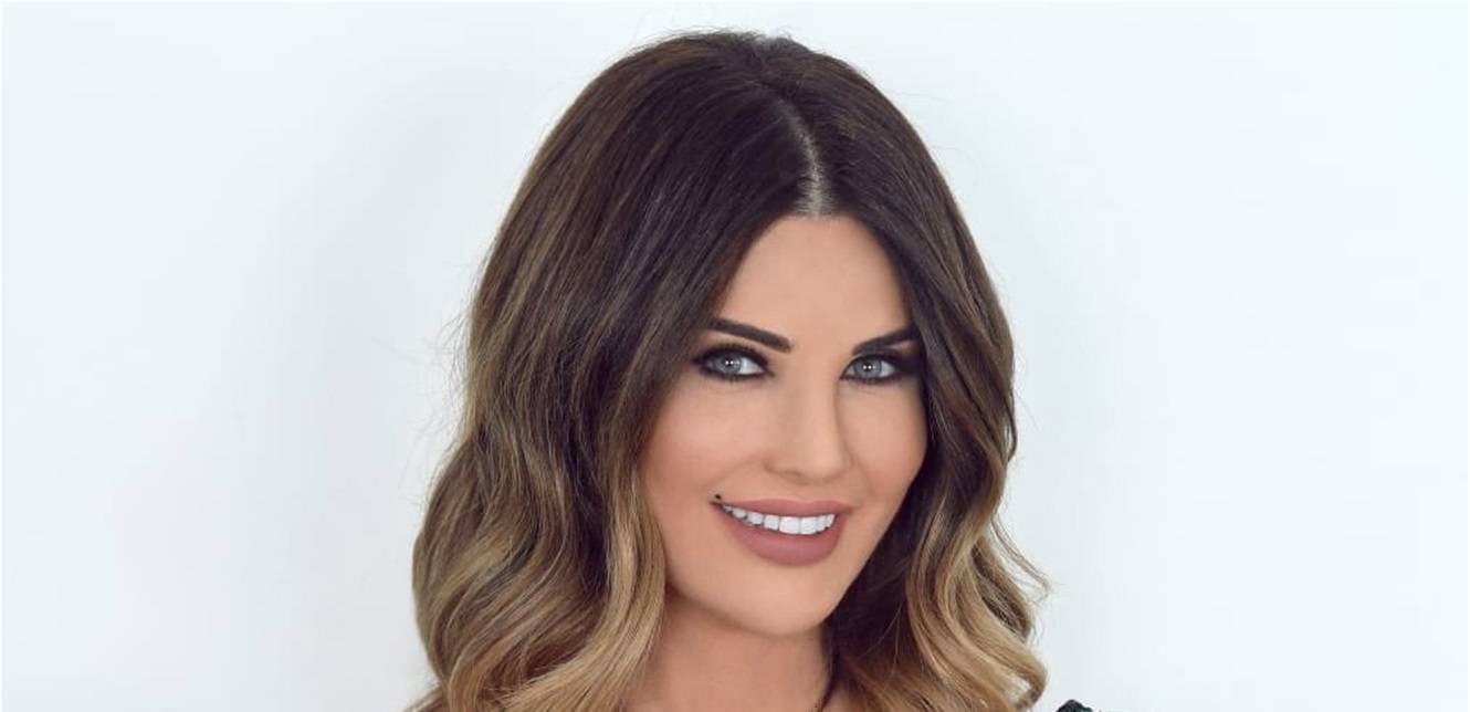 بتغريدة طريفة وفيديو ... منى أبو حمزة تعلن إصابتها بكورونا