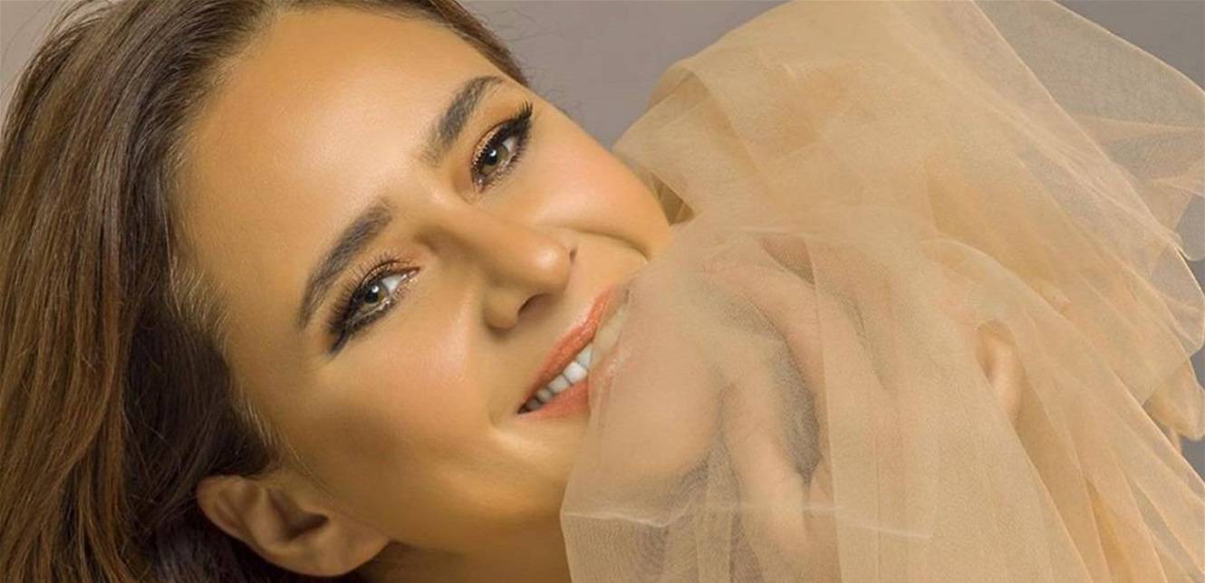 شاهدوا نيللي كريم ووالدتها "الروسية" في يوم ميلادها (فيديو)