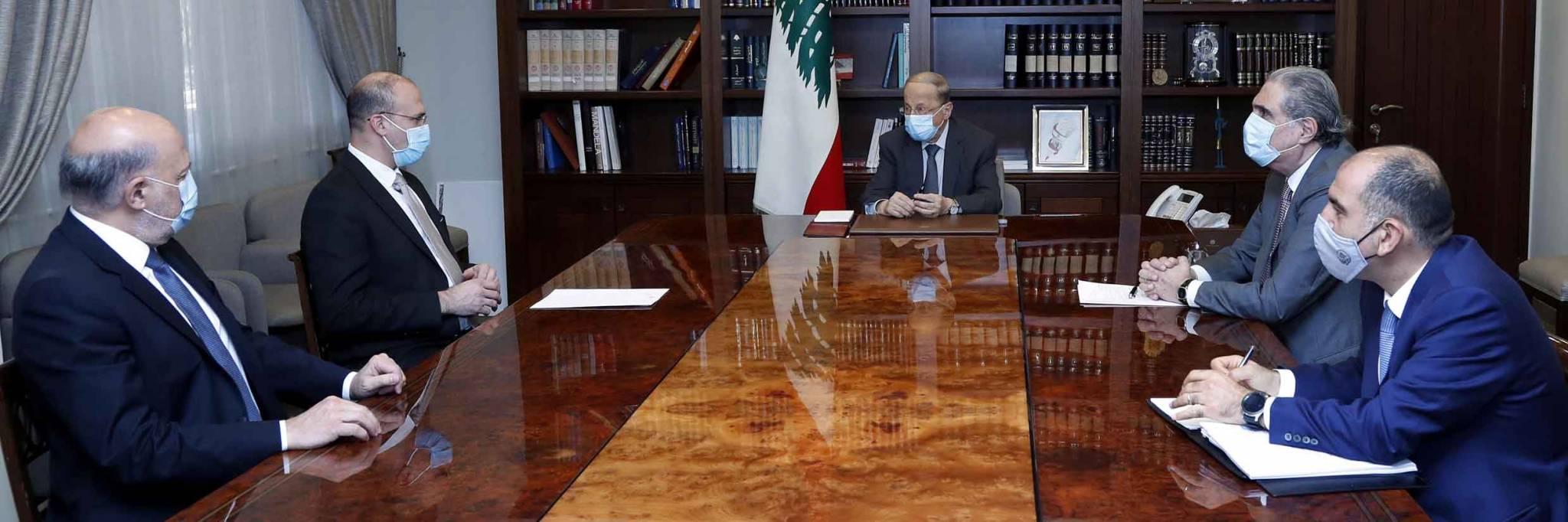 «توبيخ» فرنسي قاس لسياسيي لبنان ولا «ضوء اخضر» من بايدن لباريس
«كباش» حزب الله ــ السعودية «دون قفازات» : الحريري اكثر تشددا حكوميا ؟
صوان لن يتنحى والتحقيق الفرنسي لا يتضمن صورا للاقمارالاصطناعية !