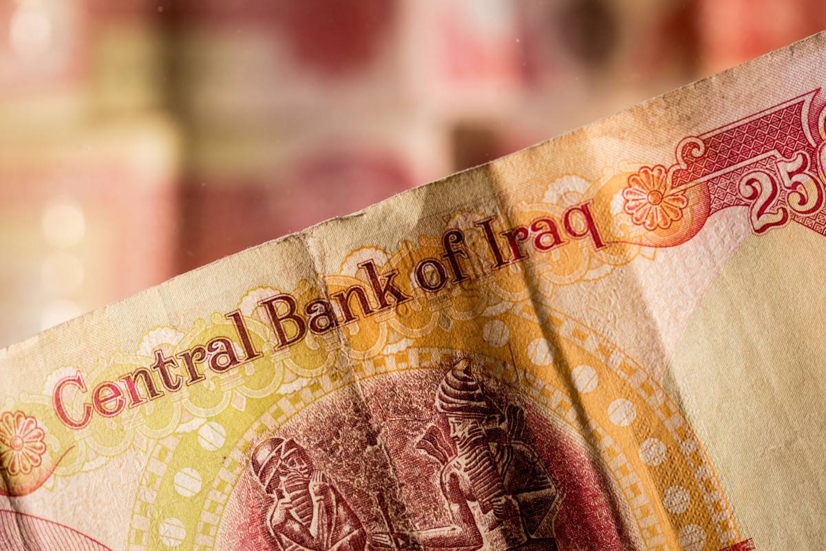 خفض قيمة الدينار العراقي ليس "العصا السحرية" لإنقاذ الاقتصاد الغارق في المشاكل