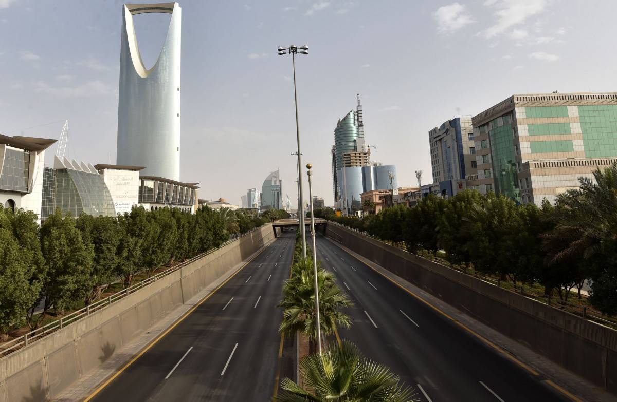 السعودية تمدّد تعليق الرحلات ودخول المملكة.. وتسمح للأجانب بالمغادرة