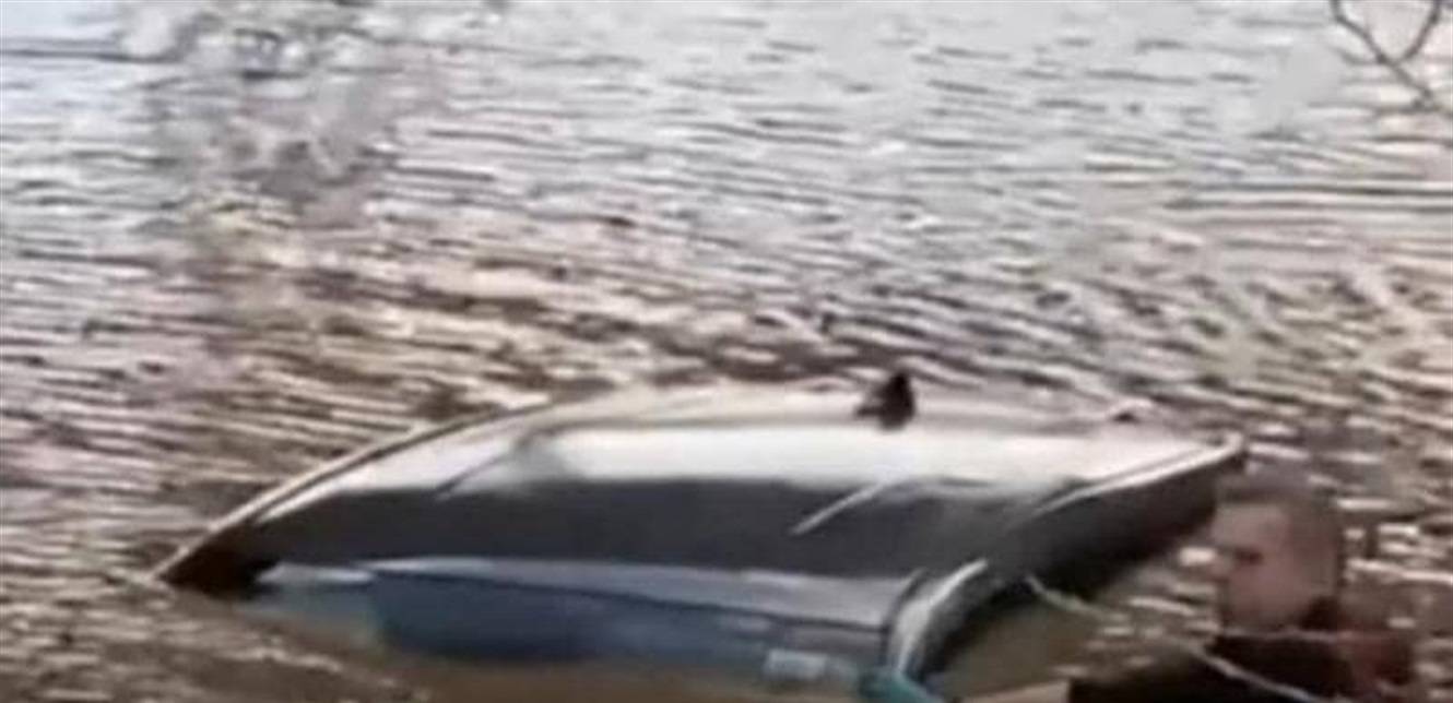 "معجزة" نجاة زوجين من الموت.. ظلا تحت الماء ساعتين (فيديو)