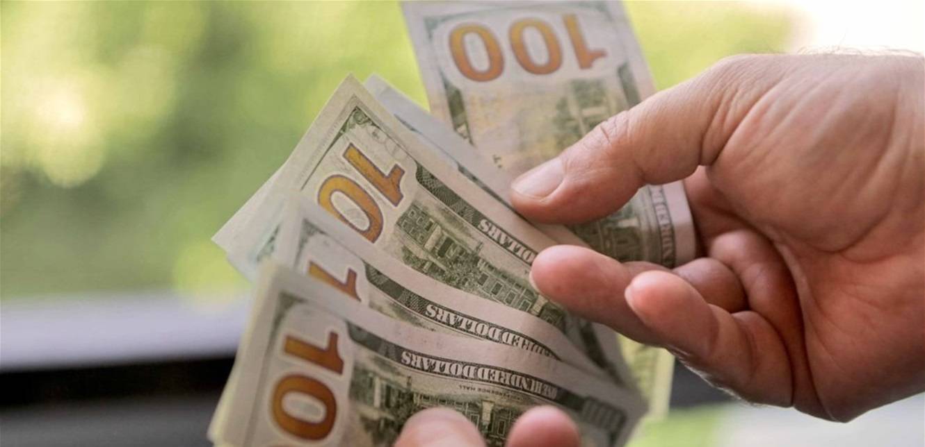 الدولار يسجل انخفاضا.. هذه تسعيرة السوق السوداء