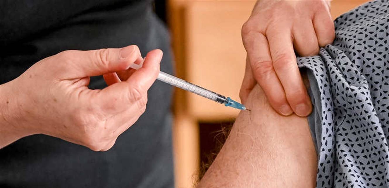 صداع عنيف والتهاب بالذراعين.. متلقو لقاحات كورونا يروون أعراضهم الجانبية