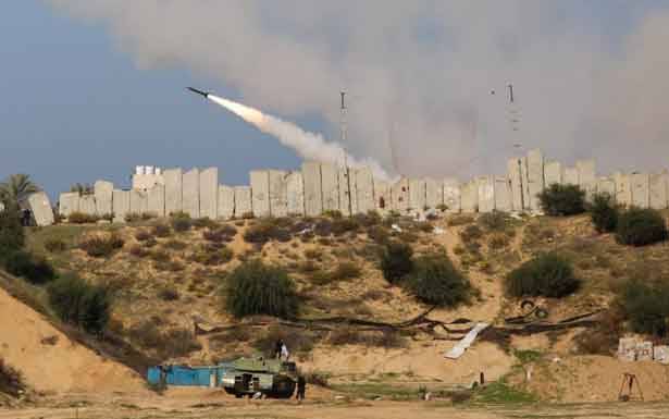 غزة : المقاومة الفلسطينية تطلق صواريخ مناورات «الركن الشديد»