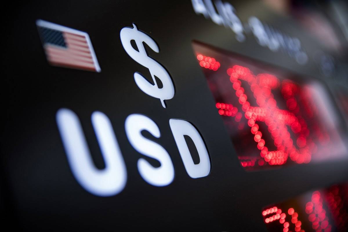المتداولون يبيعون الدولار على المكشوف بأعلى معدل في عشر سنوات
