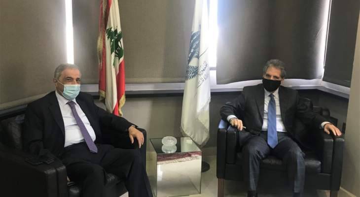 قاسم هاشم شكر وزني بعد توقيع عقد تخصيص عقار لتشييد مبنى مستشفى شبعا الحكومي
