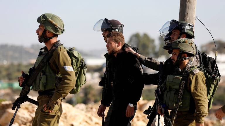 تقرير: 4400 معتقل فلسطيني في السجون الإسرائيلية منهم 170 طفلا