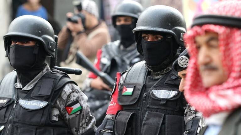 "عمون": شخص "عربي الجنسية" يضرم النار بنفسه قرب رئاسة الوزراء الأردنية