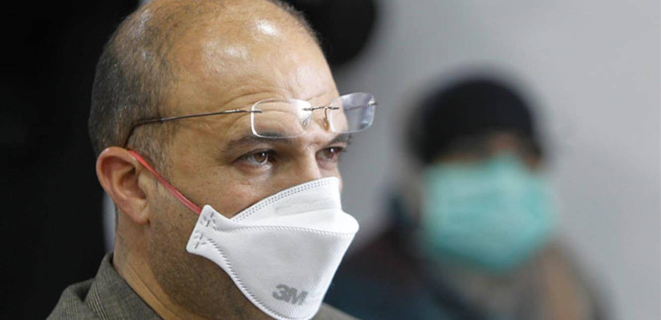 لا تستسلموا.. معايدة من وحي كورونا لوزير الصحة