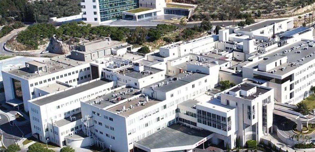 جنون إصابات كورونا.. صور صادمة أمام مستشفى المعونات