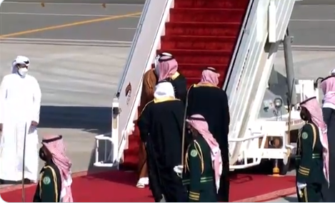 بالفيديو- عناق حارّ بين ولي العهد السعودي وأمير قطر بعد قطيعة ثلاث سنوات