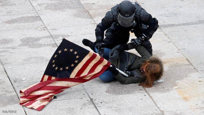 ارتفاع عدد ضحايا أحداث الكونغرس إلى أربعة واعتقال 52 شخصا