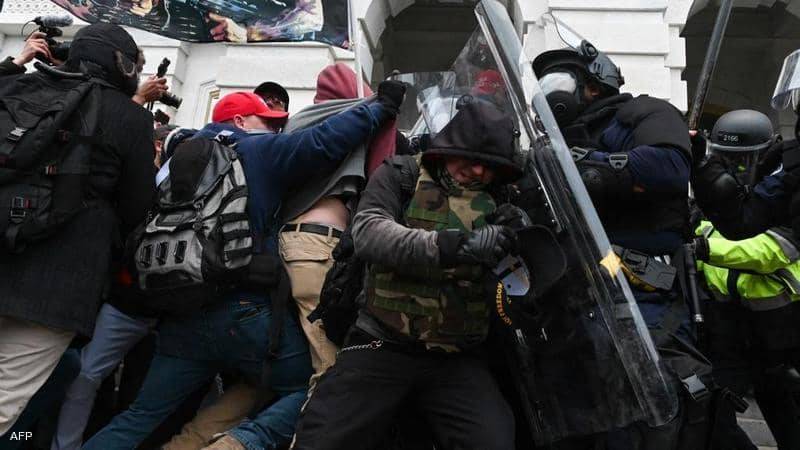 الـ "FBI" ينشر صورة شخص يحمل قنبلة ومكافأة 50 ألف دولار لمن يدلي بمعلومات عنه