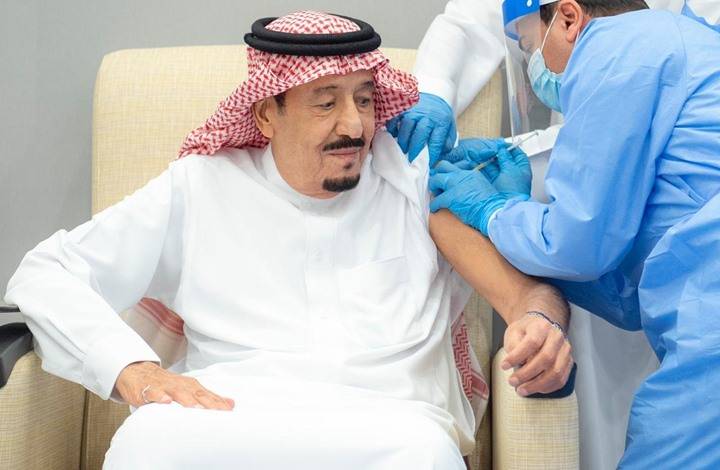 الملك سلمان يتلقى الجرعة الأولى من لقاح كورونا