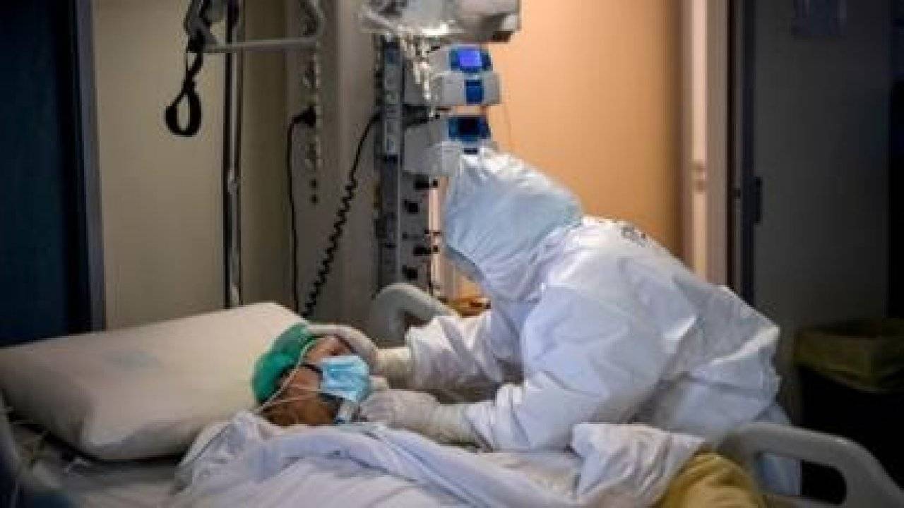 فيديو مؤثر- مدير العناية الطبية بوزارة الصحة يبكي ويروي معاناة مرضى كورونا في لبنان