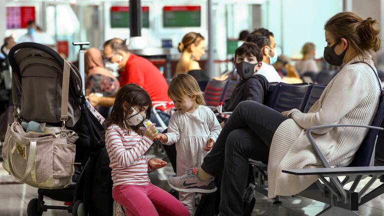 2998 إصابة جديدة بكورونا و5 وفيات في الإمارت