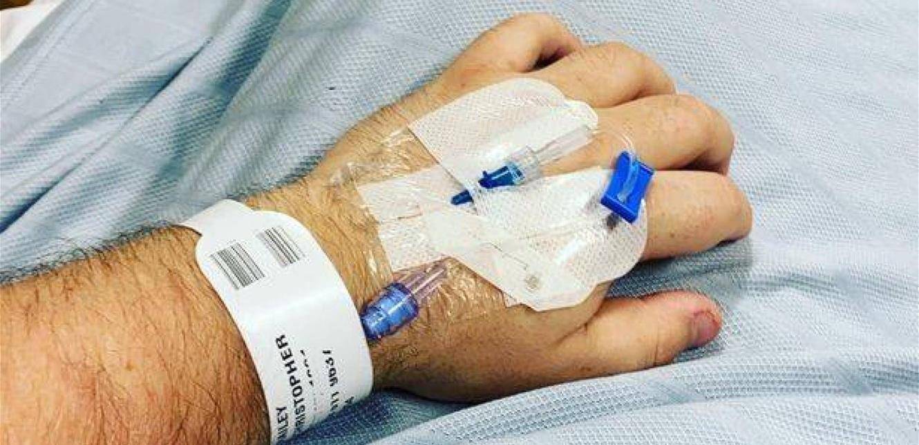 فيديو مؤثر.. فنان خليجي في حالة صعبة جداً بسبب السرطان وابنه يطلب الدعاء له