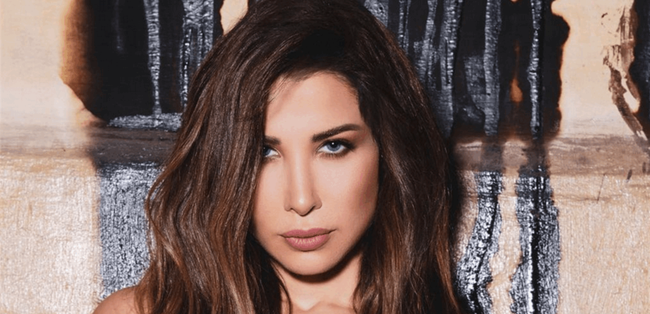 "عطسة" تخيف نانسي عجرم خلال خضوعها لجلسة تصوير.. هذا ما حصل (فيديو)