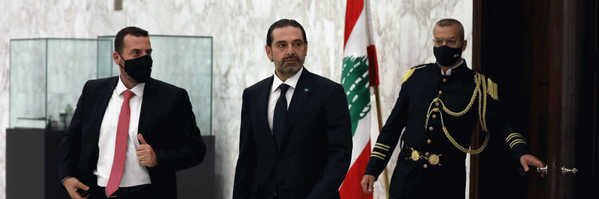 لبنان قاب قوسين أو أدنى من انهيار تام اقتصادي ــ اجتماعي ــ صحي
الحكومة رهينة خلافات تتخذ بعداً شخصياً بين عون ــ الحريري والدولار يلامس قريبا الـ 9 آلاف ليرة ...
عداد كورونا يحلق ويتخطى الـ 5000 يوميا والمرضى يموتون على ابواب المستشفيات !