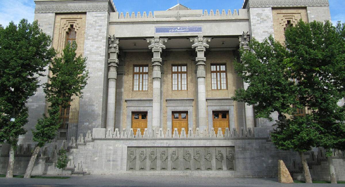 الخارجية الإيرانية لبومبيو: مُتّ بغيظك