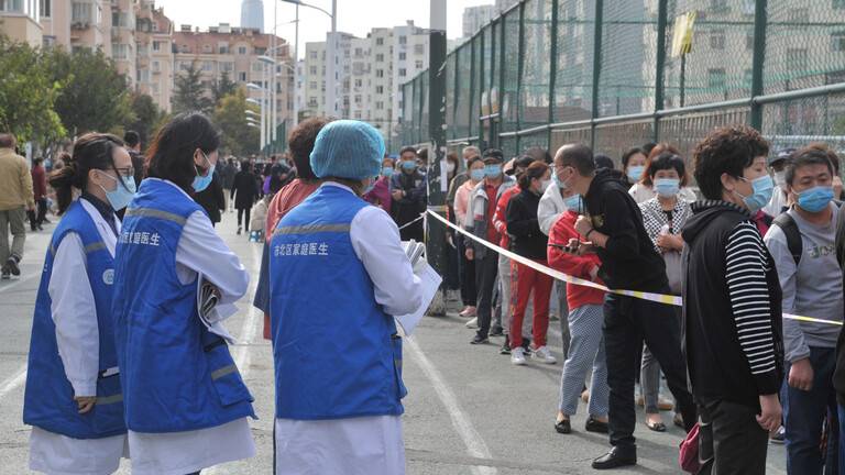 تطعيم مليون شخص بلقاح كورونا في بكين وسط تحذيرات من عودة الوباء الى بلدات محاذية