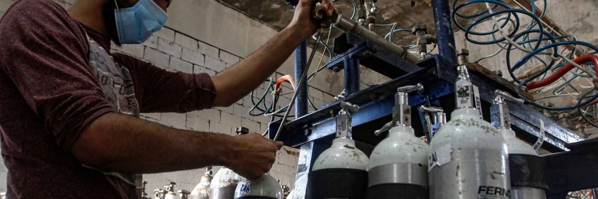 تعويم الليرة من دون دعم صندوق النقد الدولي إنتحار جماعي.. والقرار سياسي بإمتياز
البيانات التاريخية والمعطيات الإقتصادية تُشير الى عشوائية سعر الصرف في السوق السوداء
هذا ما سيكون عليه سعر الصرف في المرحلة المُقبلة في ظــلّ المُعطيات