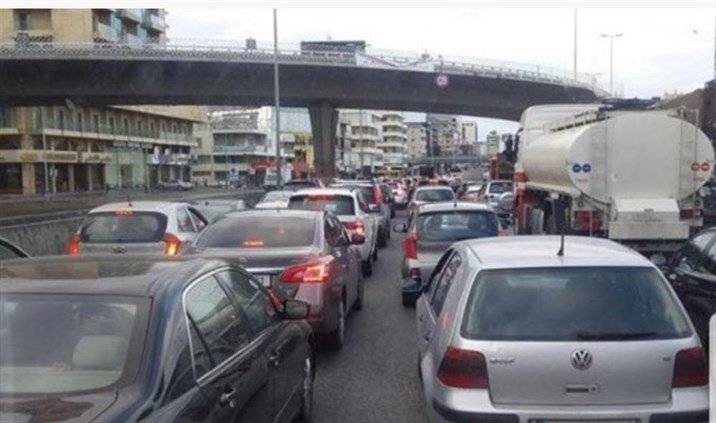 في اليوم الأول من الإقفال العام.. زحمة سير خانقة على أوتوستراد جلّ الديب!