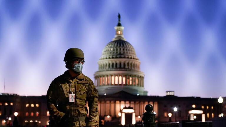بالفيديو- عناصر الشرطةوالإسعاف يهرعون إلى الكابيتول الأميركي.. ما السبب؟