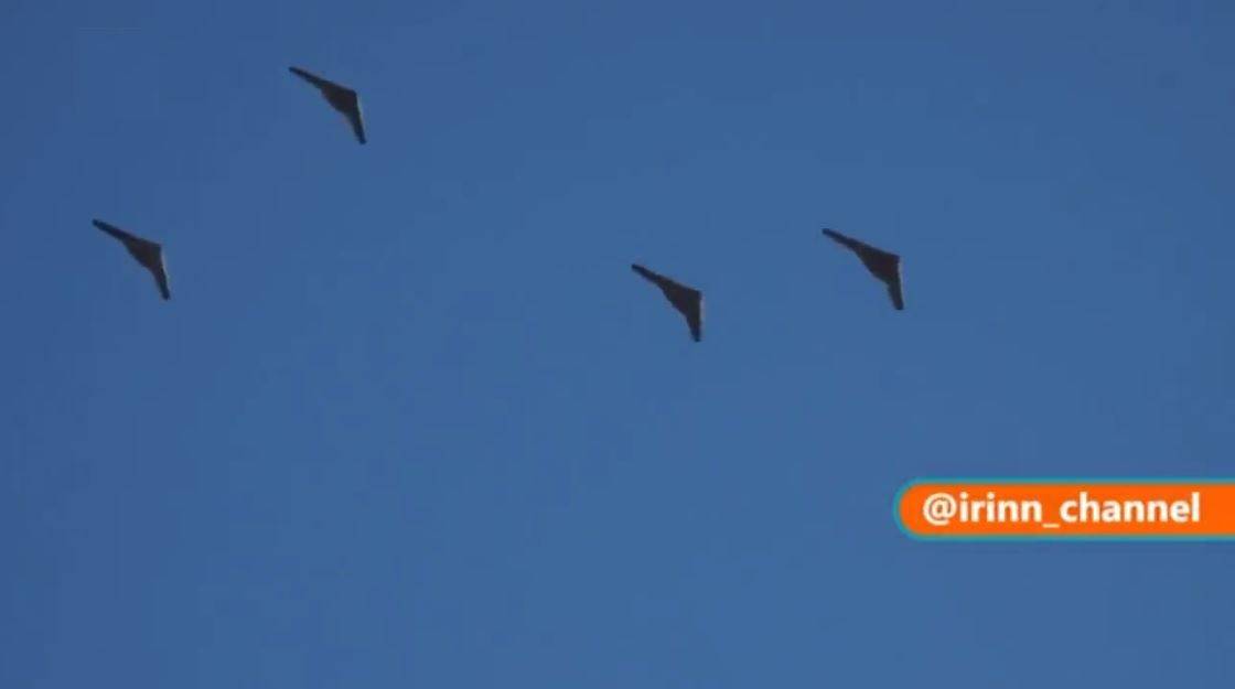 إيران تعرض طائرات شاهد-161 و 141 المسيرة خلال مناوراتها