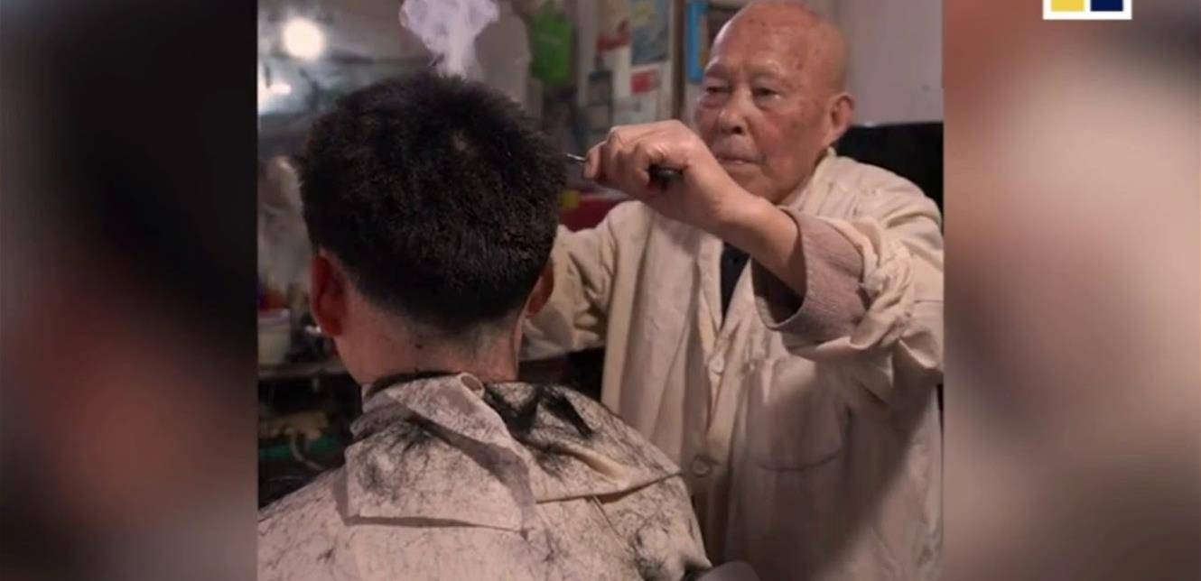 مشهد يحبس الأنفاس.. حلاق يستخدم سيخ حديد ساخن مع الزبائن (فيديو)