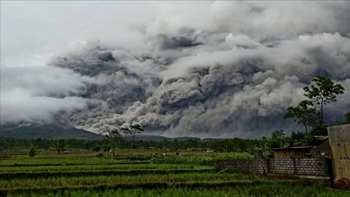 إندونيسيا.. جبل سيميرو البركاني يطلق رمادا ساخنا