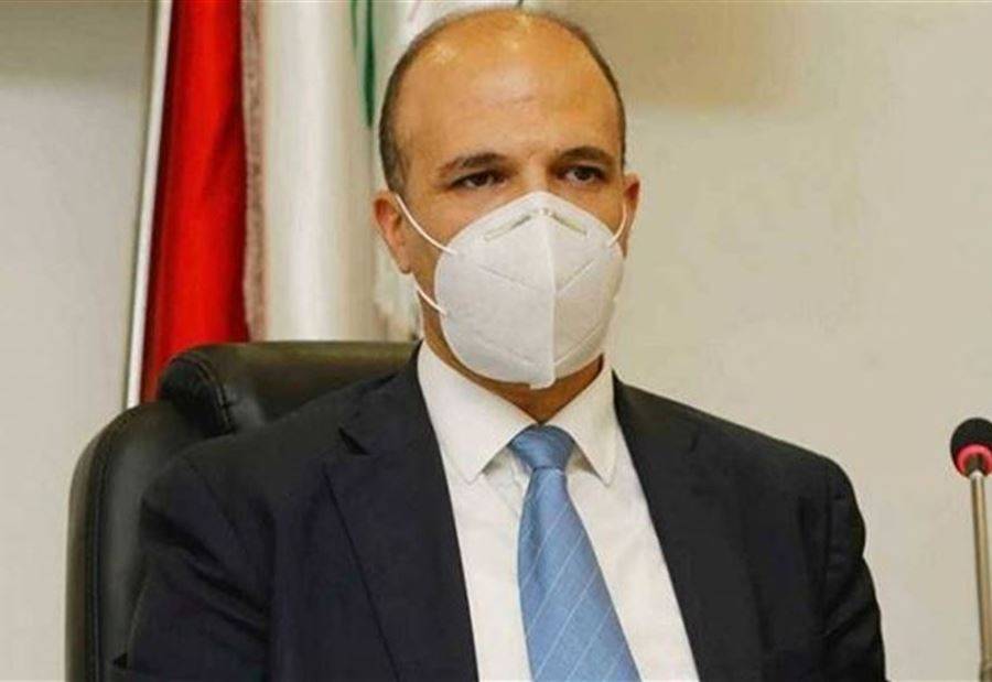 بالصورة: وزير الصحة يواصل عمله من داخل المستشفى!