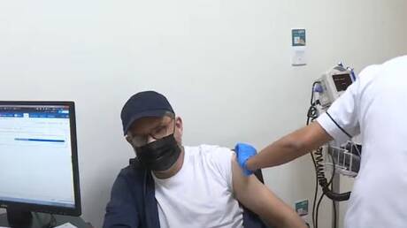 قرقاش يستعين بنزار قباني ليشيد بإنجاز الإمارات في تقديم اللقاحات ضد كورونا