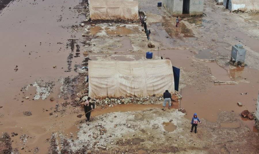 الأمطار الغزيرة تدمّر مخيمات للنازحين في إدلب السورية