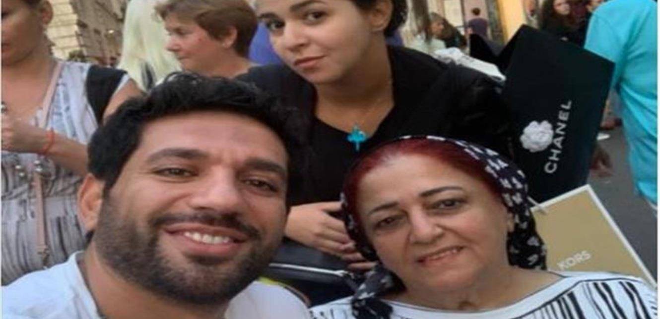 الفنان الشهير يشارك جمهوره آخر هدية من والدته قبل وفاتها (صورة)