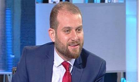 إعلامي لبناني يعلن انتصاره على كورونا.. "في الشدائد يكتشف الانسان المعادن"
