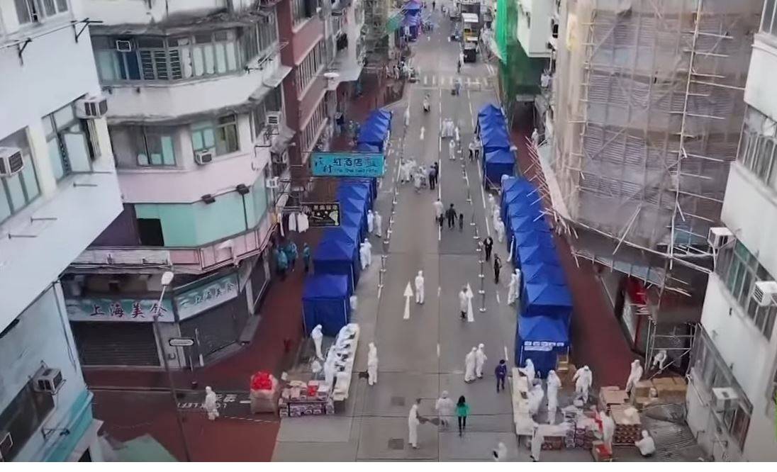 هونغ كونغ تحجر حيّا بأكمله وتجري اختبارات جماعية لآلاف السكان