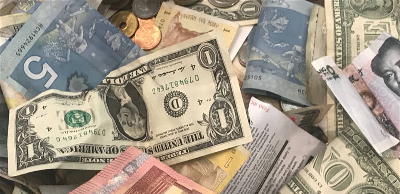 تحذير من الدولار.. خبراء يحددون العملات المربحة في 2021