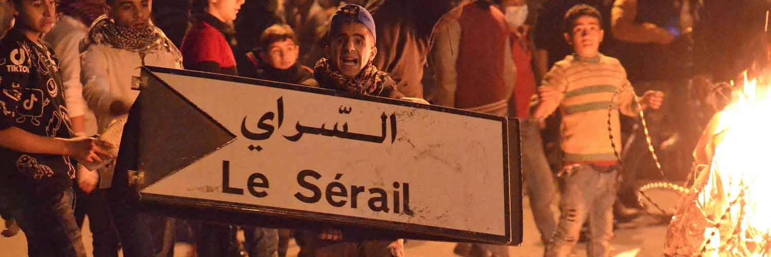 الشارع في طرابلس يشتعل.. حجارة و«مولوتوف» وجرحى جراء المواجهات أمام السرايا