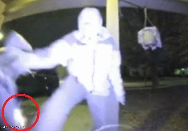 شاهد .. لص “غبي” يطلق النار على نفسه أثناء اقتحام منزل!