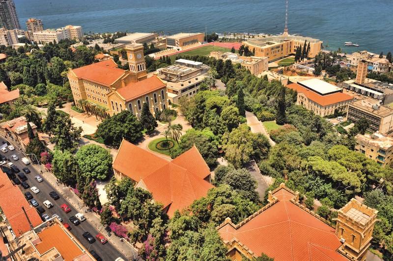 ما حقيقة إقفال الجامعة الأميركية في بيروت أبوابها؟
