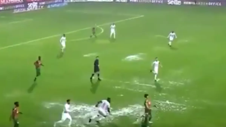لاعبو كرة قدم يتعثّرون بعد تحوّل الملعب الى 