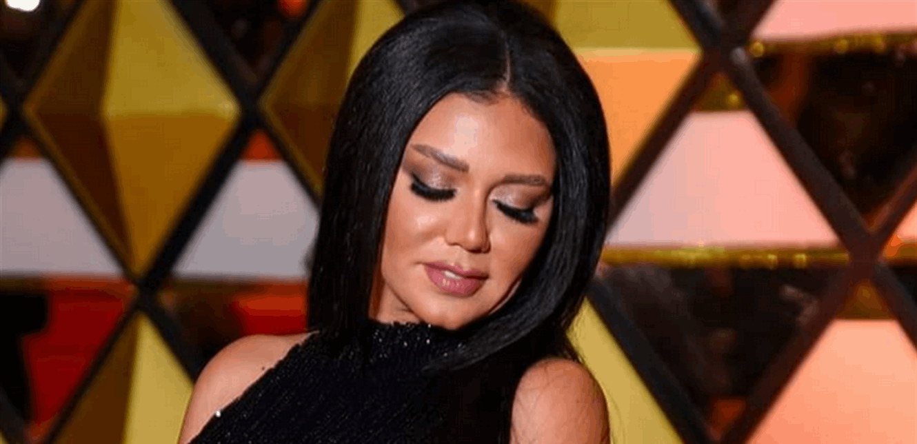 رانيا يوسف في السنة الأولى من عمرها مع والدتها.. نسخة عنها؟!