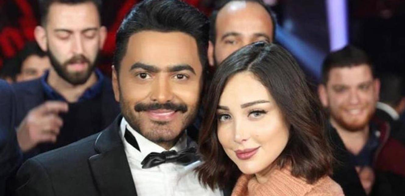 تامر حسني في عيد ميلاد... قالب حلوى وصورة فتاة وتحذير من غضب زوجته (فيديو)