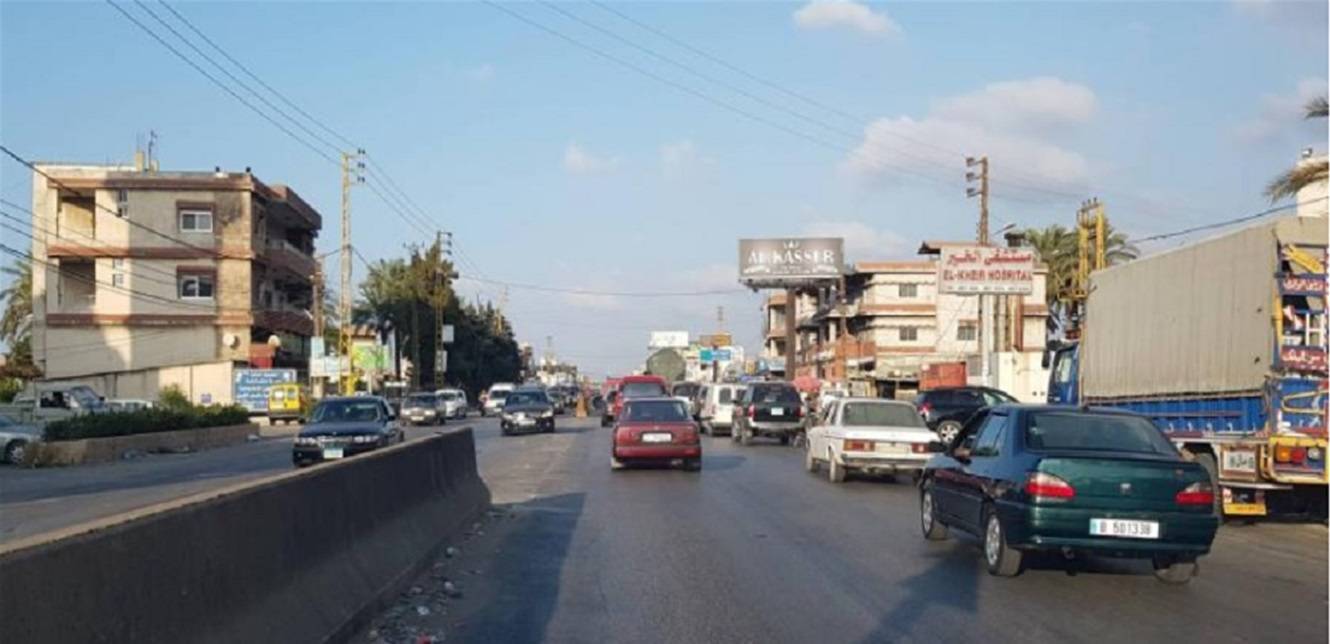 نساء يقطعن أوتوستراد المنية احتجاجاً على تردي الوضع المعيشي