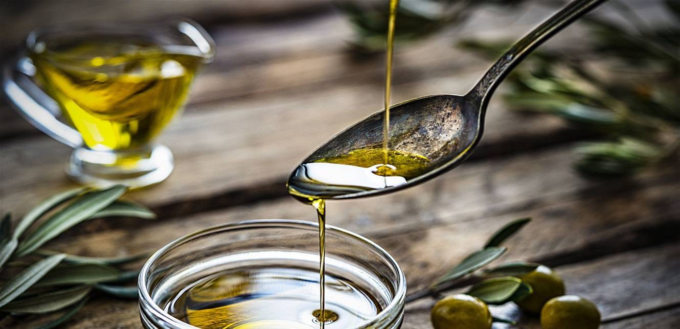 زيت الزيتون على الريق.. ماذا يفعل بجسمك؟