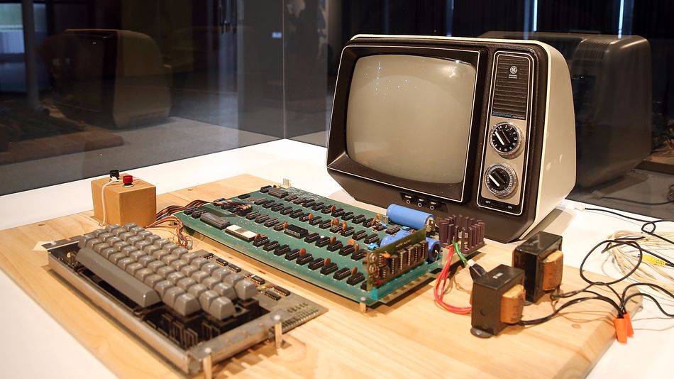 عرض كمبيوتر نادر للبيع صنعه ستيف جوبز عام 1976